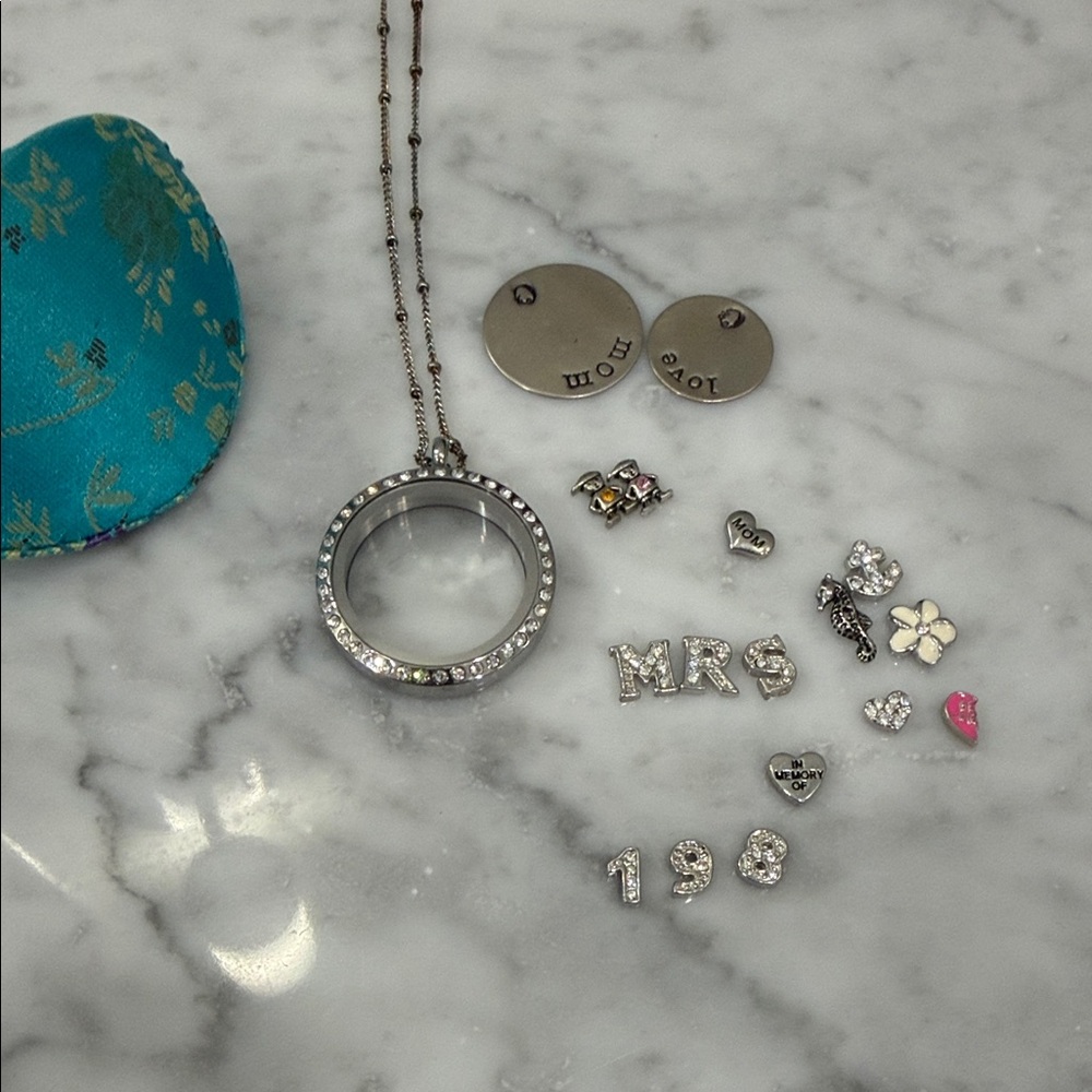 Origami owl living locket mom and love plate and 15 charms